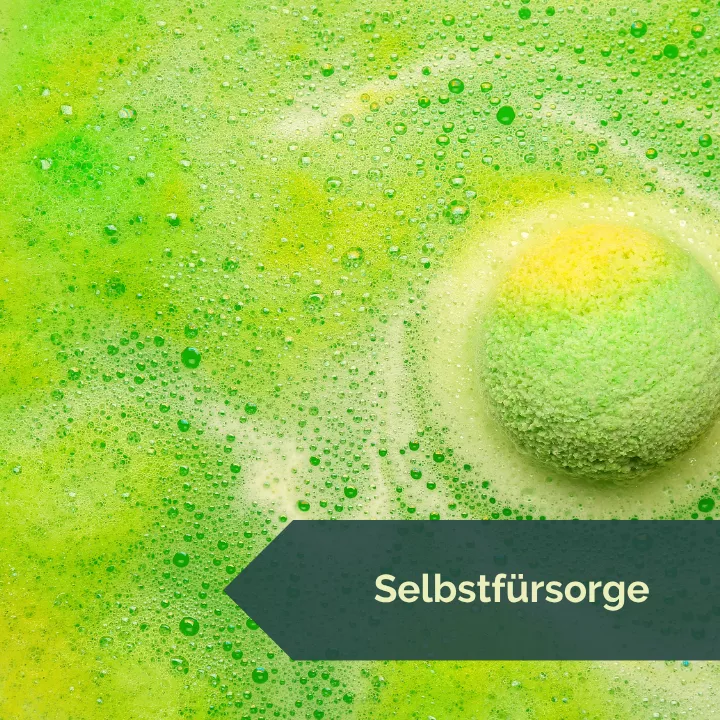 grün-gelbe Badebombe als Sinnbild für Sebstfürsorge und Entspannung